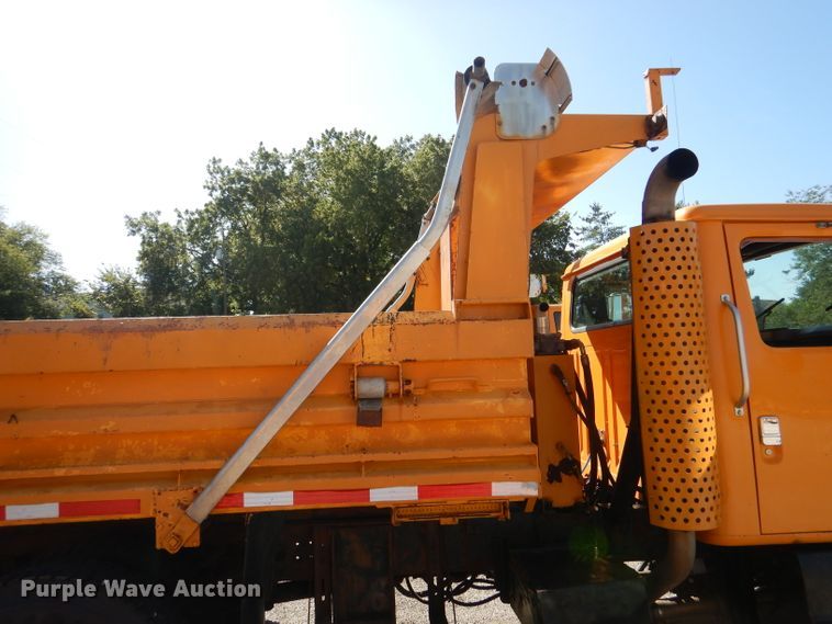 image for item DM1375 2002 International 4900  dump truck