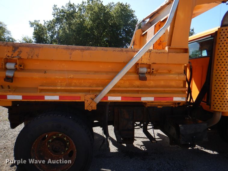 image for item DM1375 2002 International 4900  dump truck
