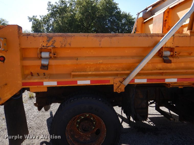 image for item DM1375 2002 International 4900  dump truck