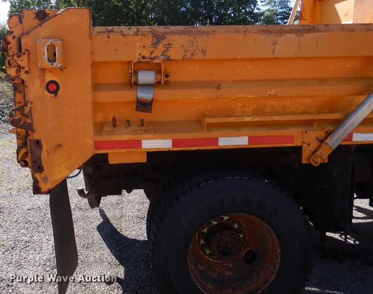 image for item DM1375 2002 International 4900  dump truck