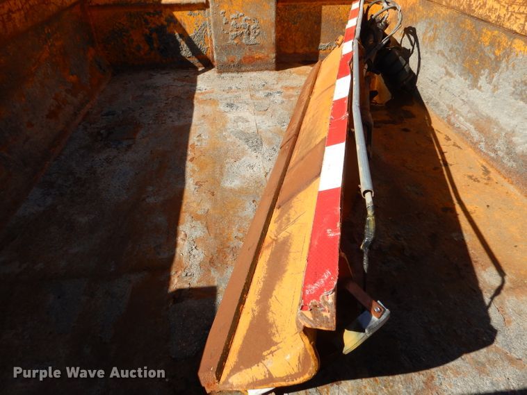 image for item DM1375 2002 International 4900  dump truck