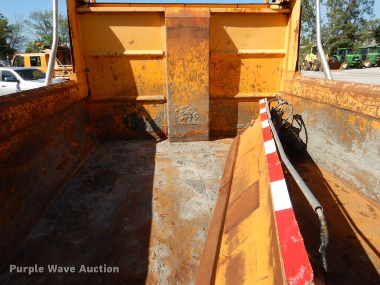 image for item DM1375 2002 International 4900  dump truck