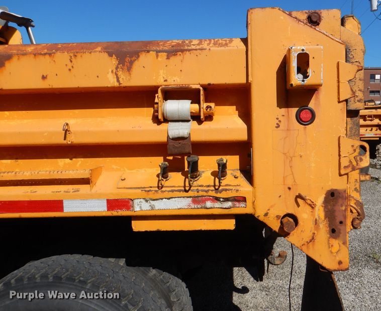 image for item DM1375 2002 International 4900  dump truck