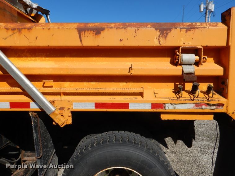 image for item DM1375 2002 International 4900  dump truck