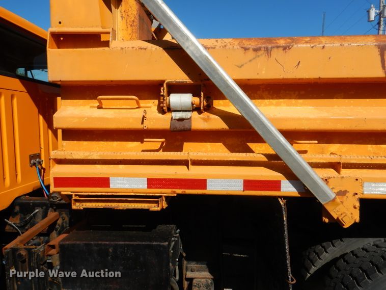 image for item DM1375 2002 International 4900  dump truck