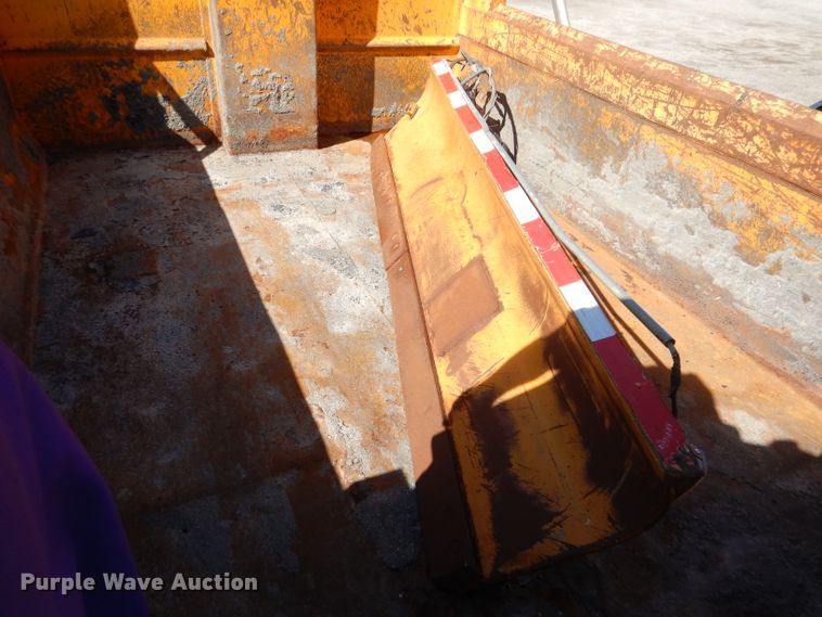 image for item DM1375 2002 International 4900  dump truck