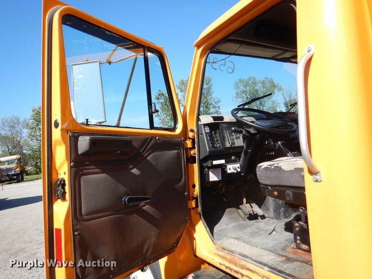 image for item DM1375 2002 International 4900  dump truck