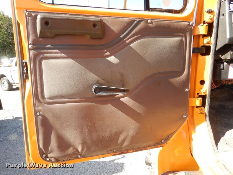 image for item DM1375 2002 International 4900  dump truck