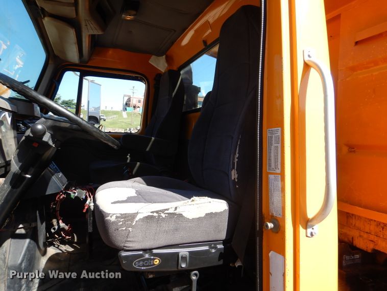 image for item DM1375 2002 International 4900  dump truck