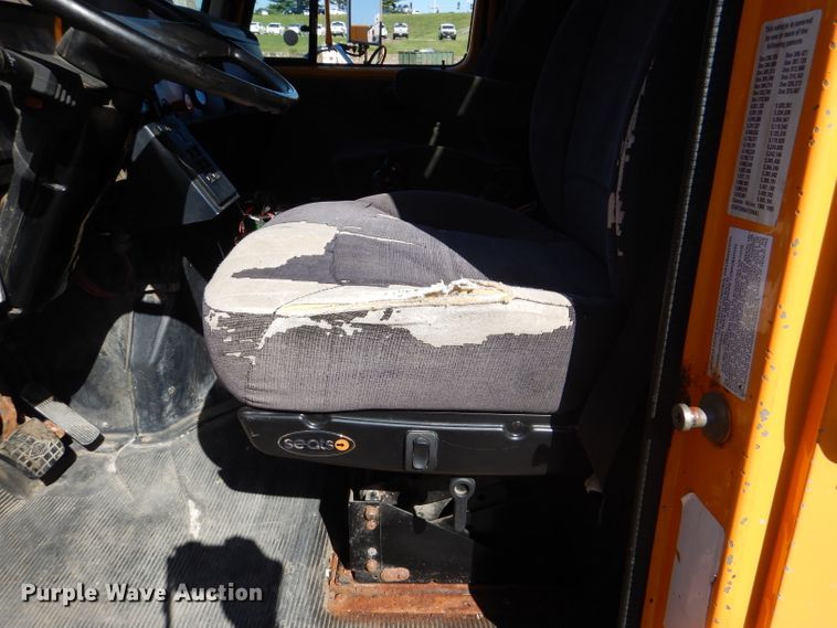 image for item DM1375 2002 International 4900  dump truck