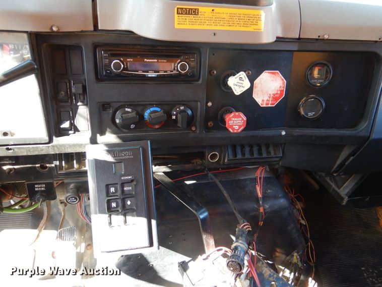 image for item DM1375 2002 International 4900  dump truck