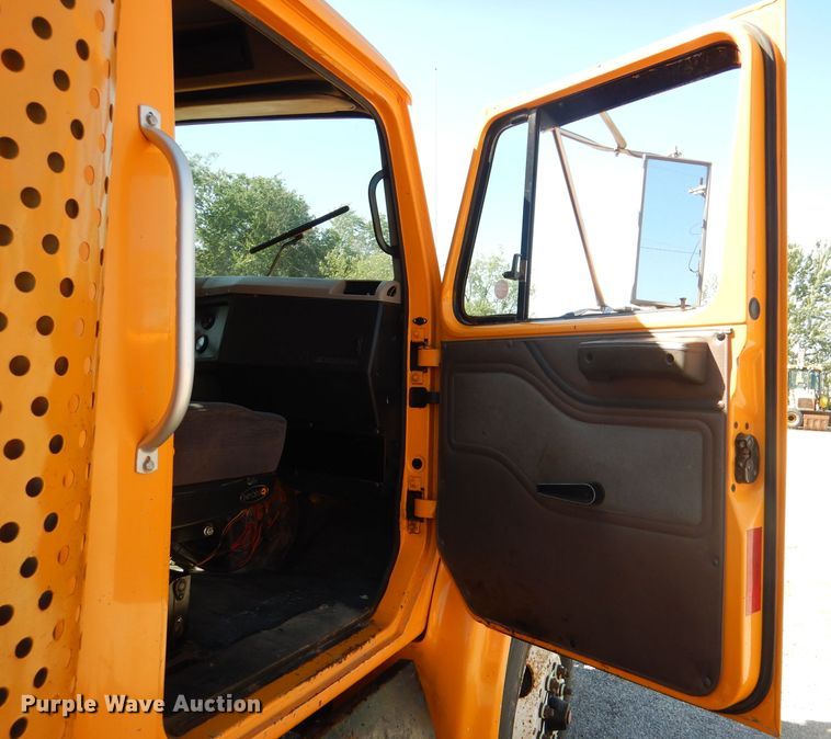 image for item DM1375 2002 International 4900  dump truck