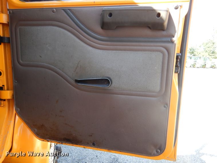 image for item DM1375 2002 International 4900  dump truck