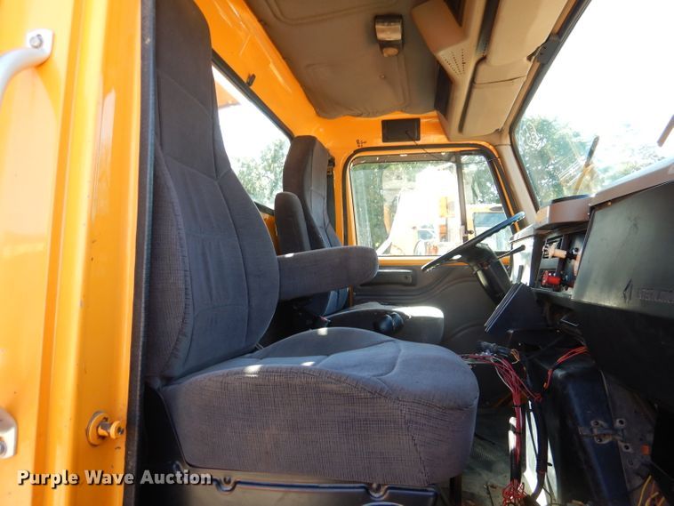 image for item DM1375 2002 International 4900  dump truck