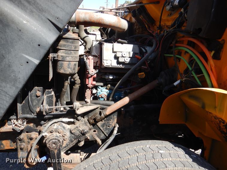 image for item DM1375 2002 International 4900  dump truck