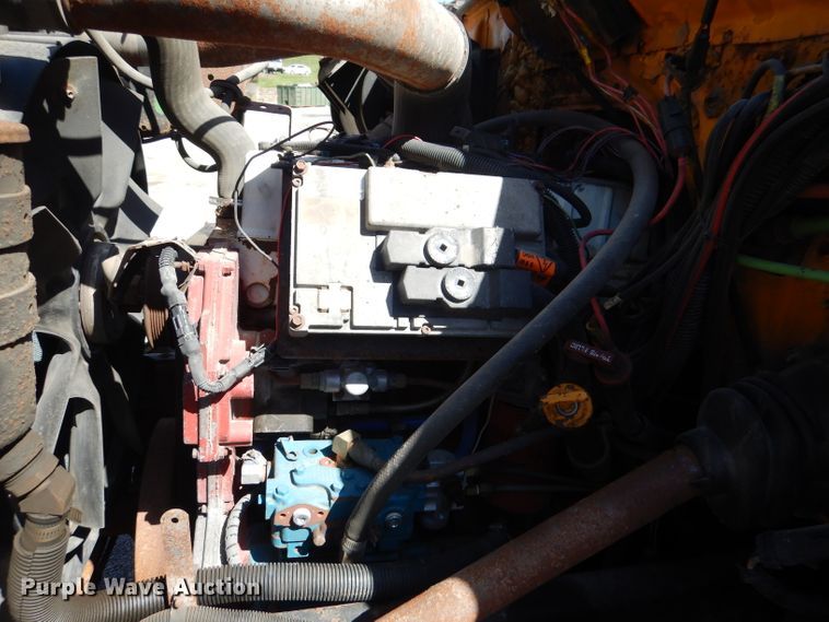 image for item DM1375 2002 International 4900  dump truck