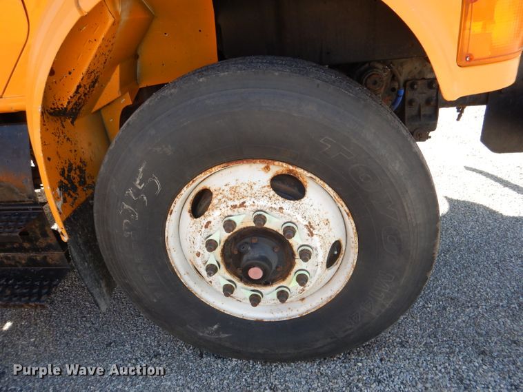 image for item DM1375 2002 International 4900  dump truck