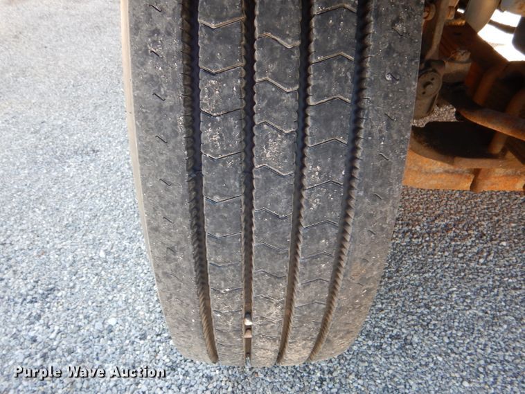 image for item DM1375 2002 International 4900  dump truck