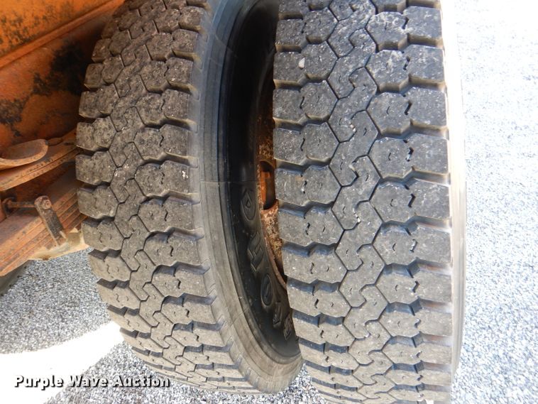 image for item DM1375 2002 International 4900  dump truck