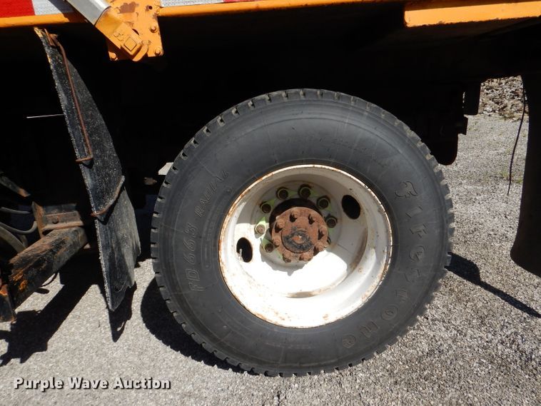 image for item DM1375 2002 International 4900  dump truck