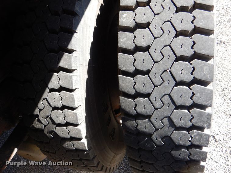 image for item DM1375 2002 International 4900  dump truck