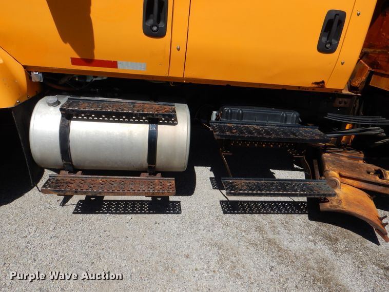 image for item DM1377 2005 International WorkStar 7400  Crew Cab dump truck