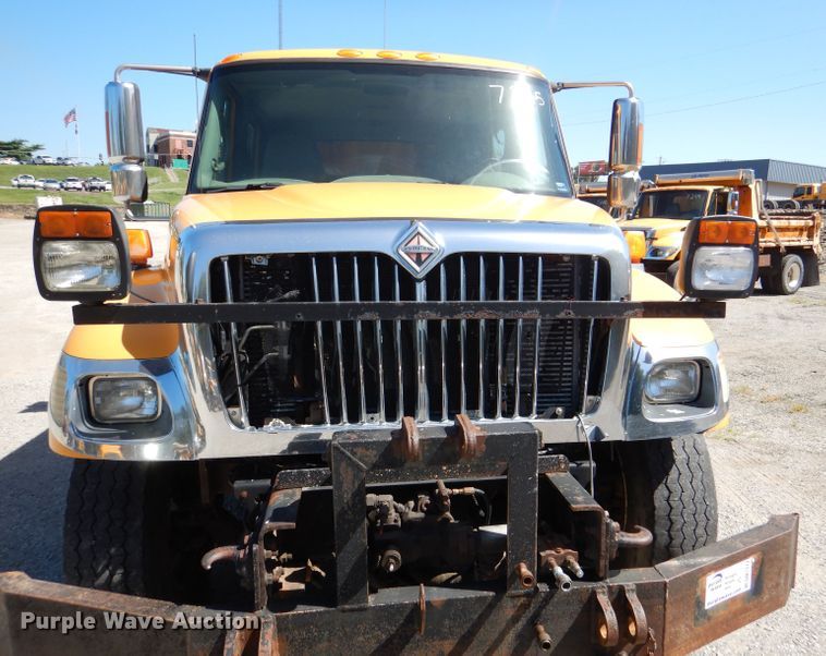 image for item DM1377 2005 International WorkStar 7400  Crew Cab dump truck