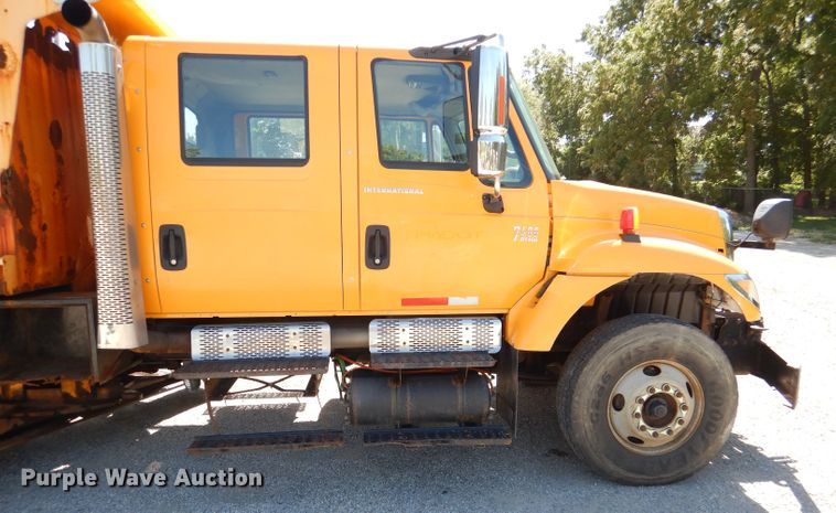 image for item DM1377 2005 International WorkStar 7400  Crew Cab dump truck