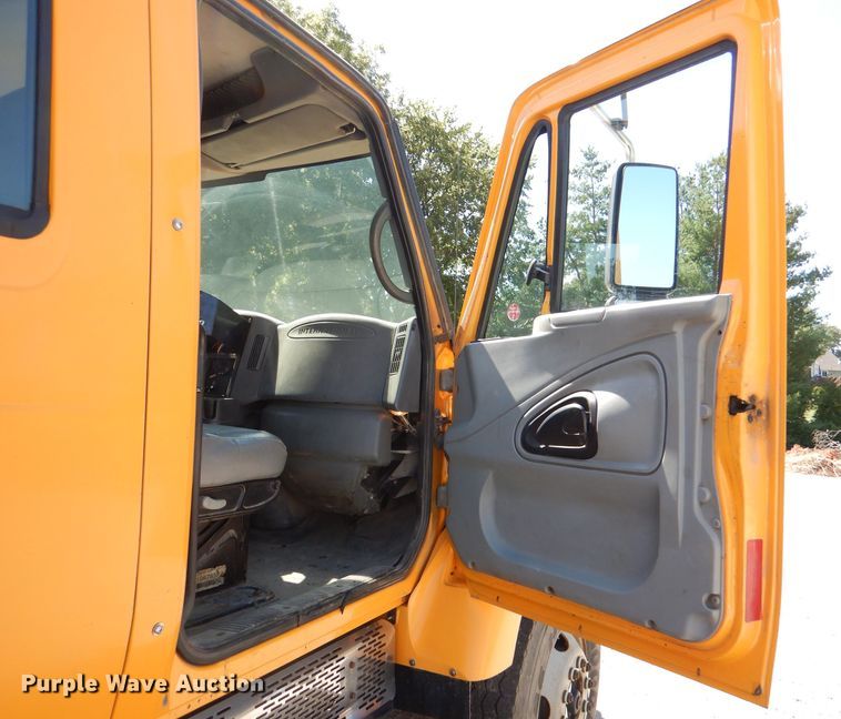 image for item DM1377 2005 International WorkStar 7400  Crew Cab dump truck