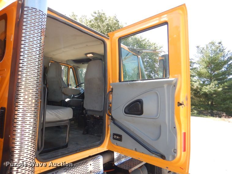 image for item DM1377 2005 International WorkStar 7400  Crew Cab dump truck