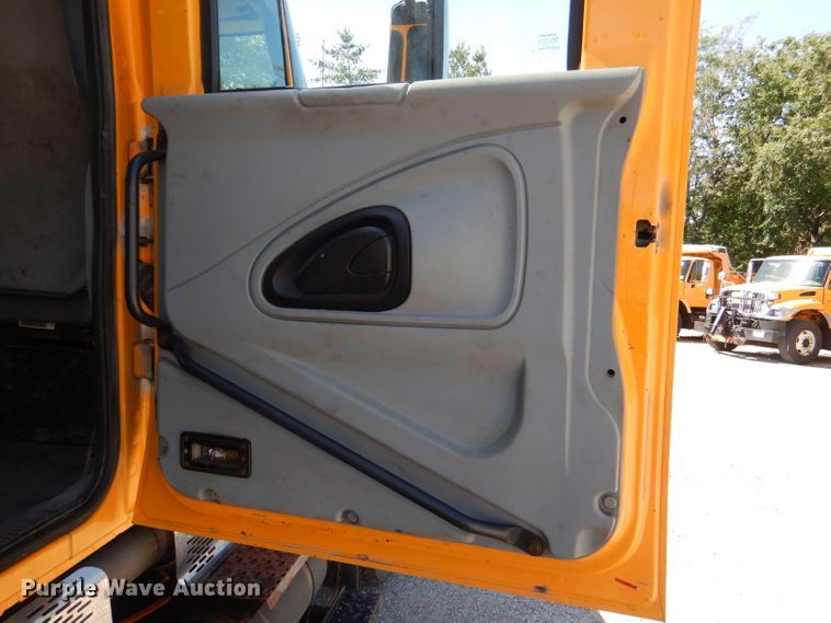 image for item DM1377 2005 International WorkStar 7400  Crew Cab dump truck