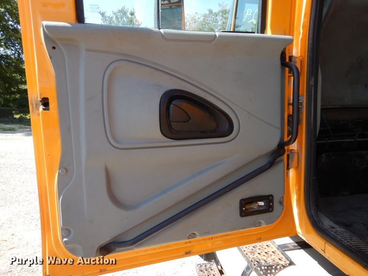 image for item DM1377 2005 International WorkStar 7400  Crew Cab dump truck