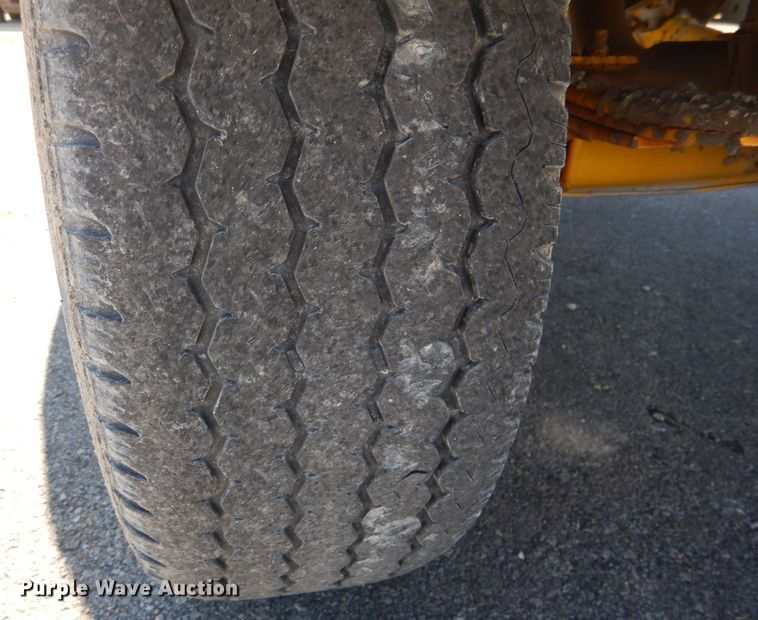 image for item DN5370 2008 Superior DT80C  broom