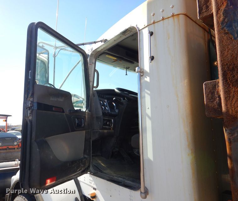 image for item DN5371 2010 Kenworth T800  dump truck