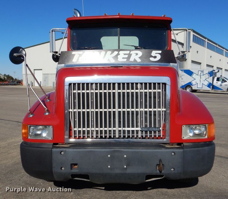 image for item DN5374 1994 International 9400  semi truck