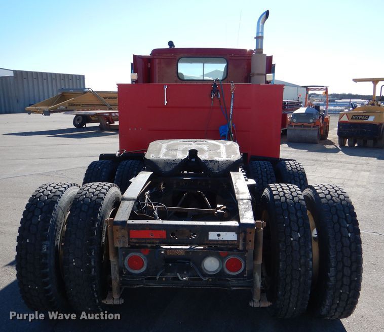 image for item DN5374 1994 International 9400  semi truck