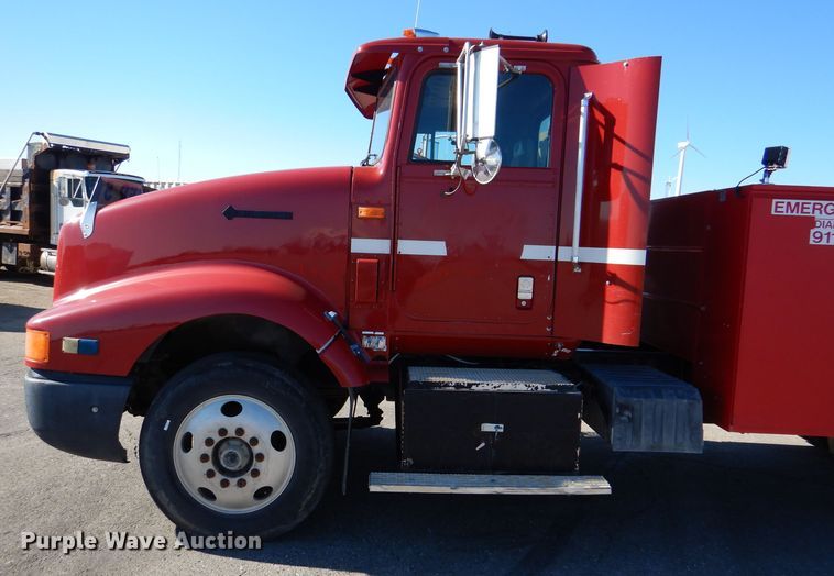image for item DN5374 1994 International 9400  semi truck