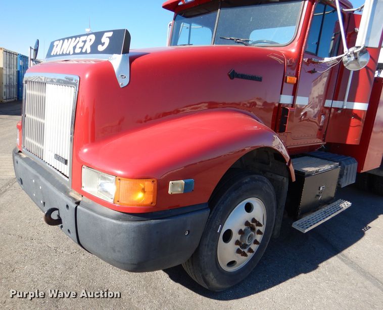 image for item DN5374 1994 International 9400  semi truck