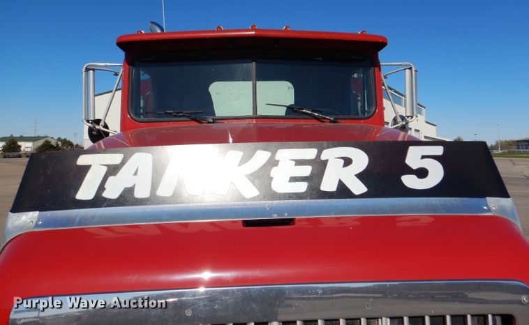 image for item DN5374 1994 International 9400  semi truck