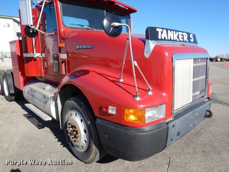 image for item DN5374 1994 International 9400  semi truck