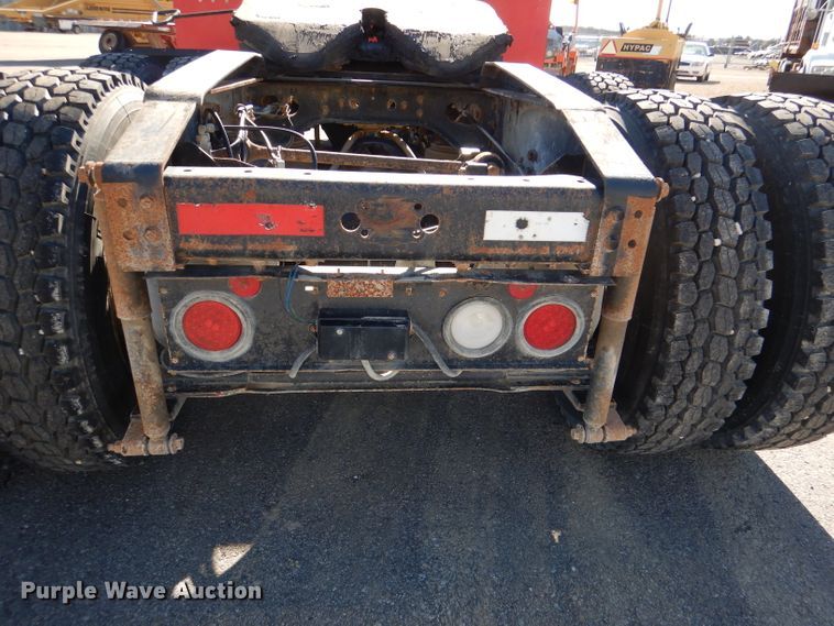 image for item DN5374 1994 International 9400  semi truck