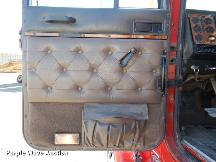 image for item DN5374 1994 International 9400  semi truck