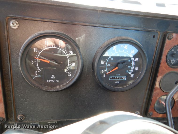 image for item DN5374 1994 International 9400  semi truck