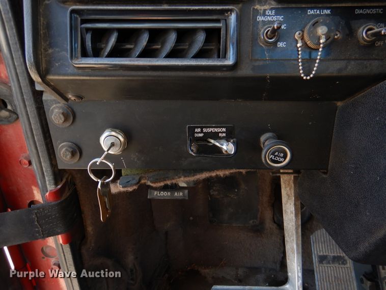 image for item DN5374 1994 International 9400  semi truck