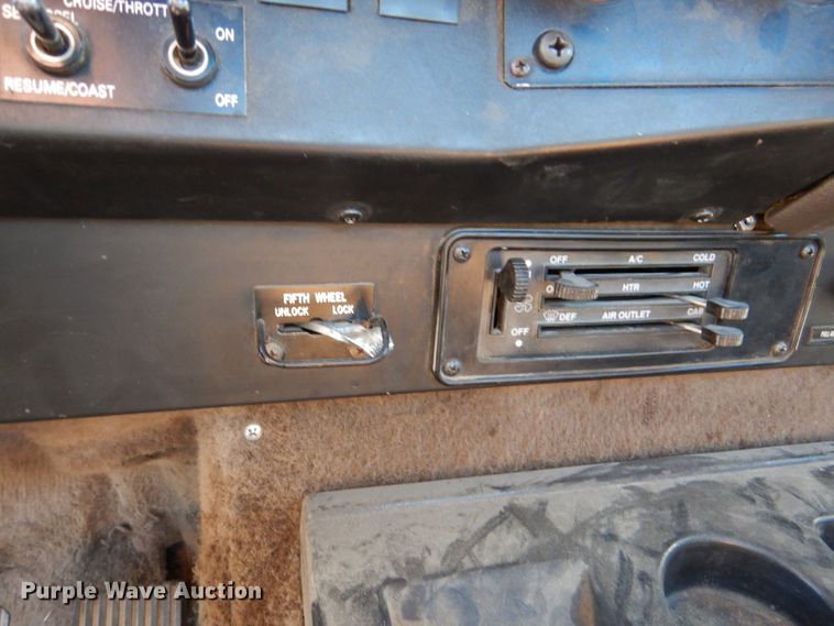 image for item DN5374 1994 International 9400  semi truck