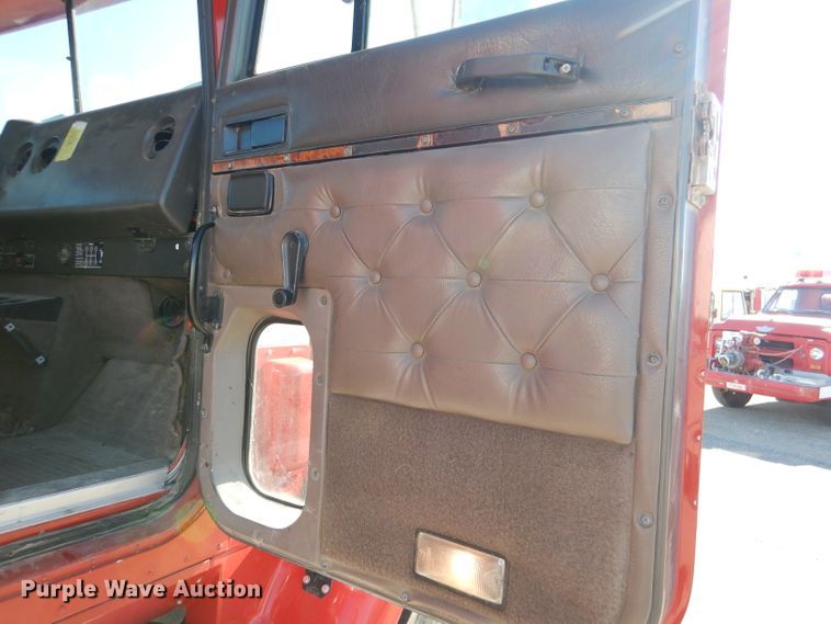 image for item DN5374 1994 International 9400  semi truck