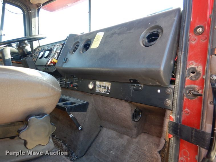 image for item DN5374 1994 International 9400  semi truck