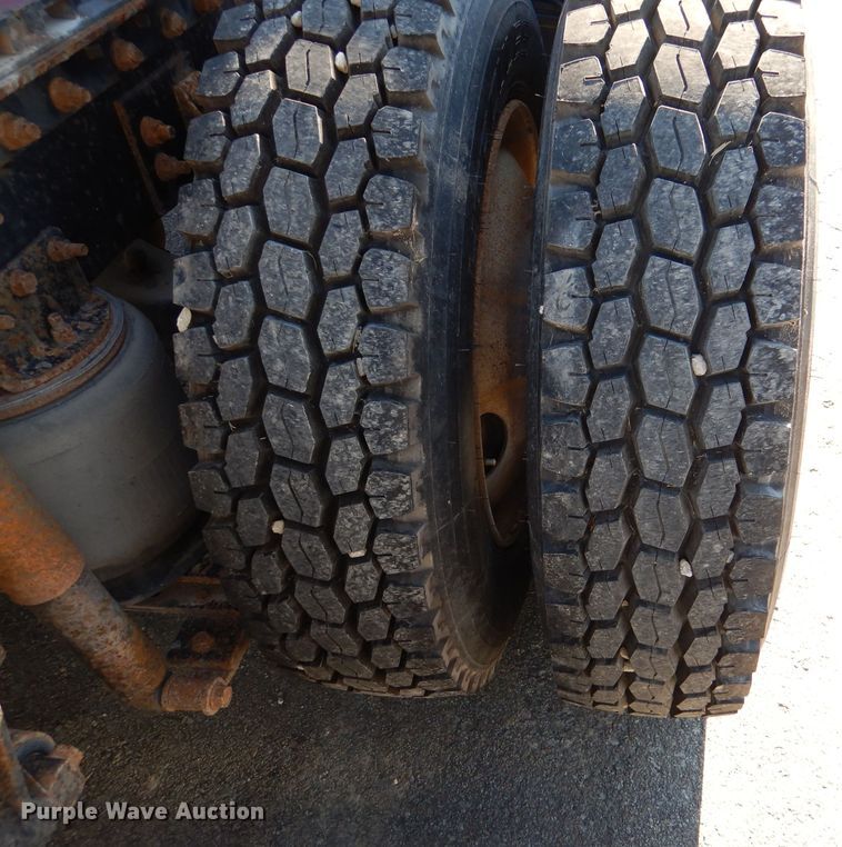 image for item DN5374 1994 International 9400  semi truck