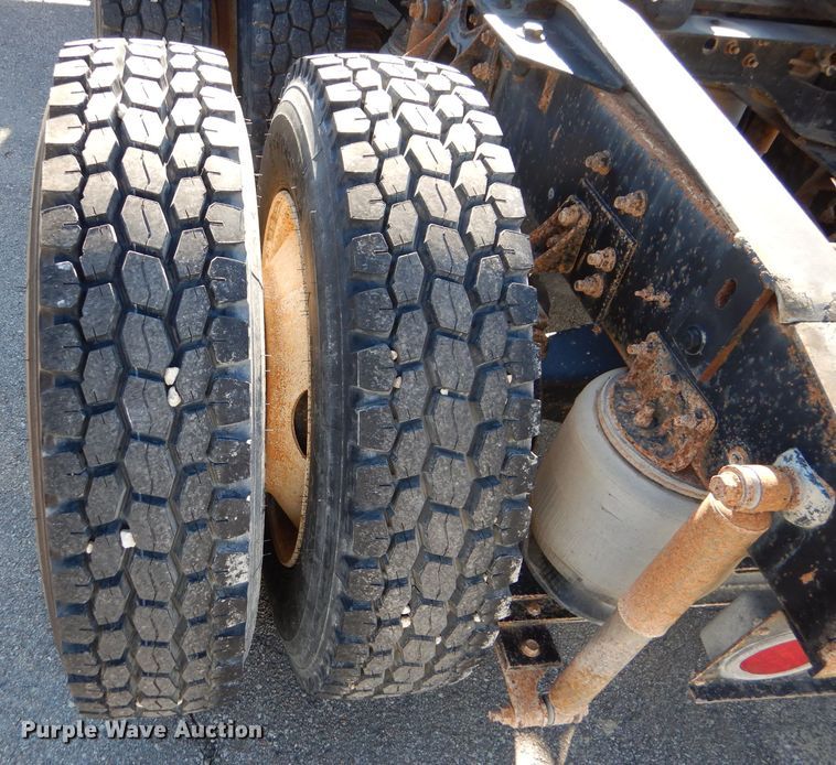 image for item DN5374 1994 International 9400  semi truck