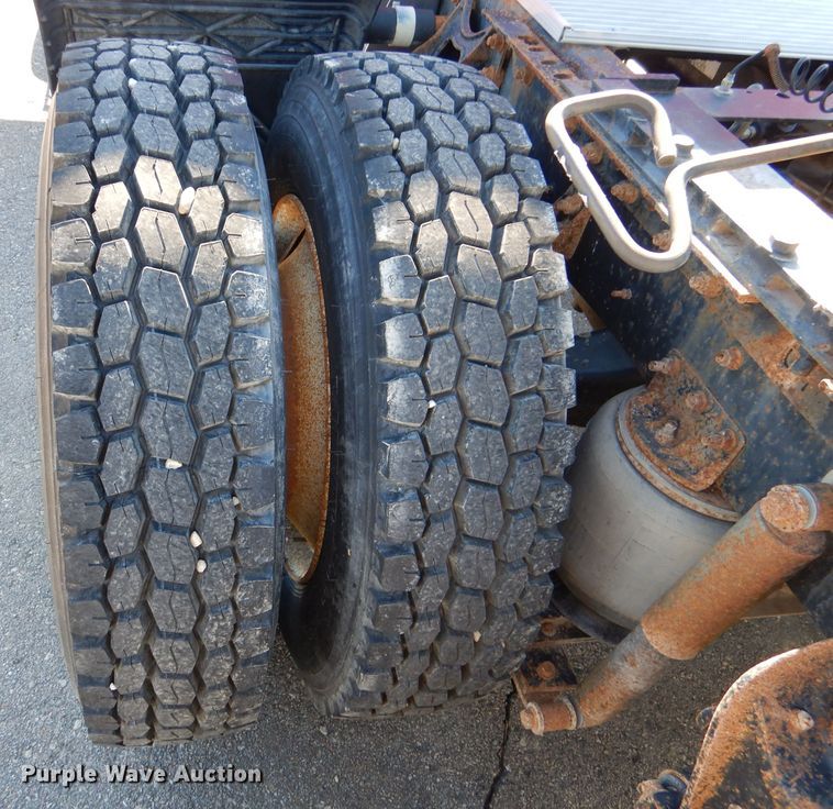 image for item DN5374 1994 International 9400  semi truck